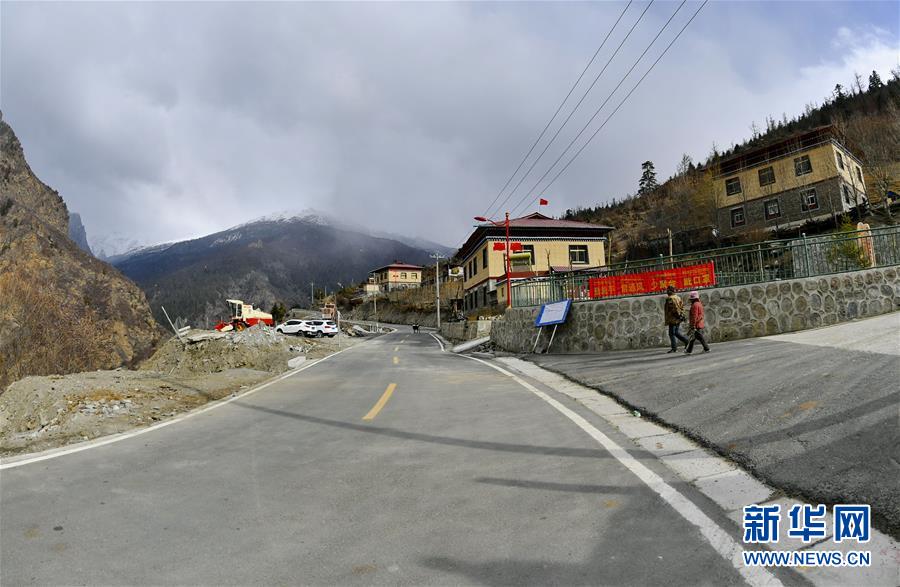 (新華全媒頭條·圖文互動(dòng))(7)一面國旗與三代人的守望——記西藏林芝市西日卡村的“紅色”傳承