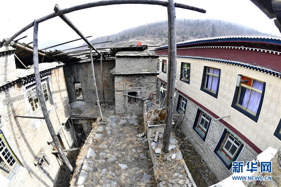 (新華全媒頭條·圖文互動(dòng))(6)一面國旗與三代人的守望——記西藏林芝市西日卡村的“紅色”傳承