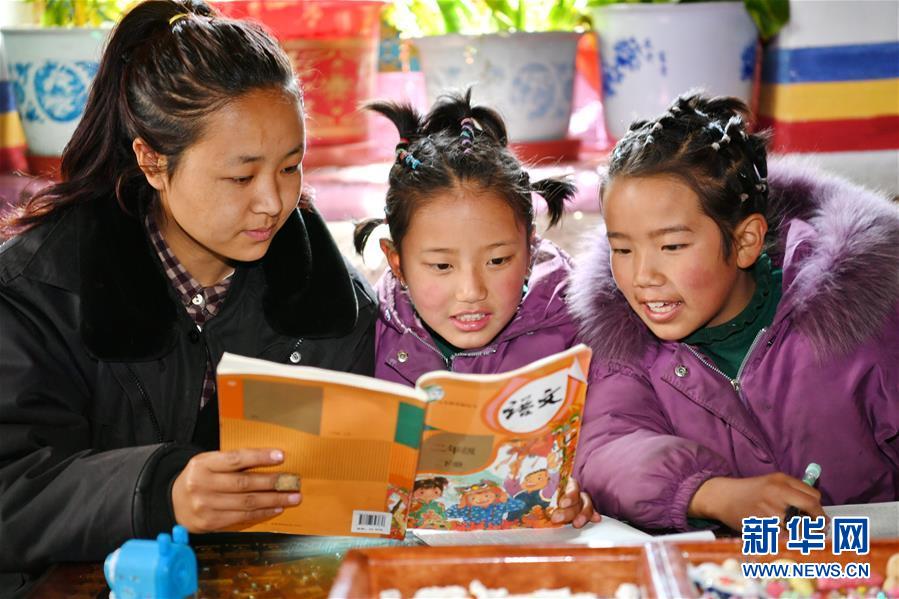 (新華全媒頭條·圖文互動(dòng))(2)一面國旗與三代人的守望——記西藏林芝市西日卡村的“紅色”傳承