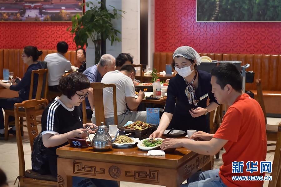 （圖文互動(dòng)）（3）北京節(jié)日市場(chǎng)復(fù)工忙、人氣旺