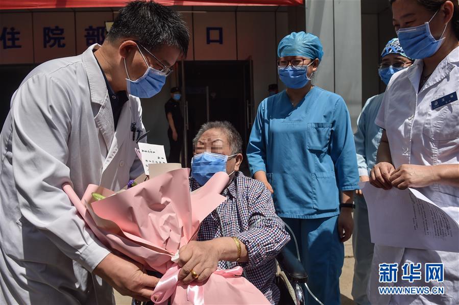 （新華全媒頭條·圖文互動）（1）“始終把人民群眾生命安全和身體健康放在第一位”——中國抗疫彰顯“生命至上、人民至上”理念