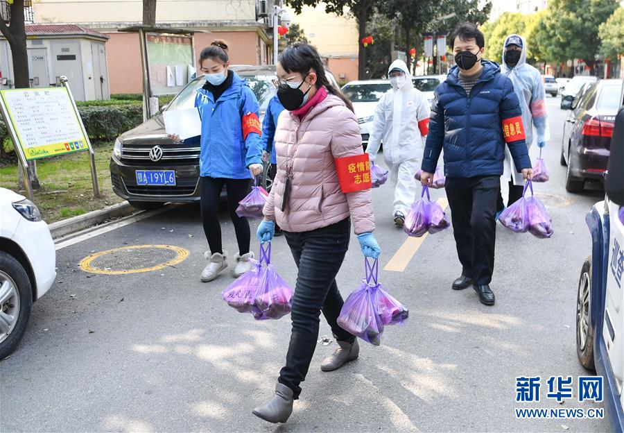 （新華全媒頭條·圖文互動）（10）“始終把人民群眾生命安全和身體健康放在第一位”——中國抗疫彰顯“生命至上、人民至上”理念