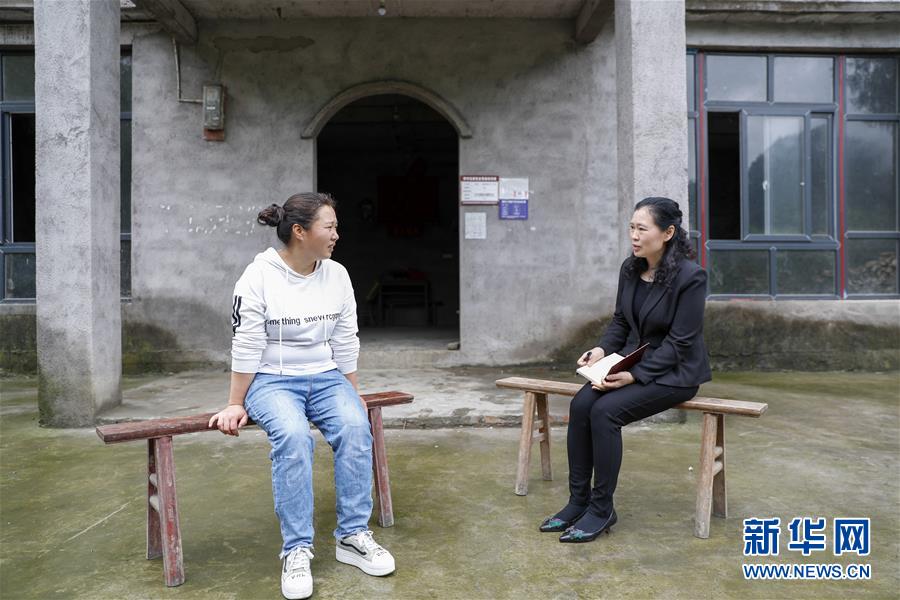 （兩會(huì)人物·圖文互動(dòng)）（4）帶娃、賺錢(qián)兩不誤——一位農(nóng)民工代表眼中的脫貧新工作