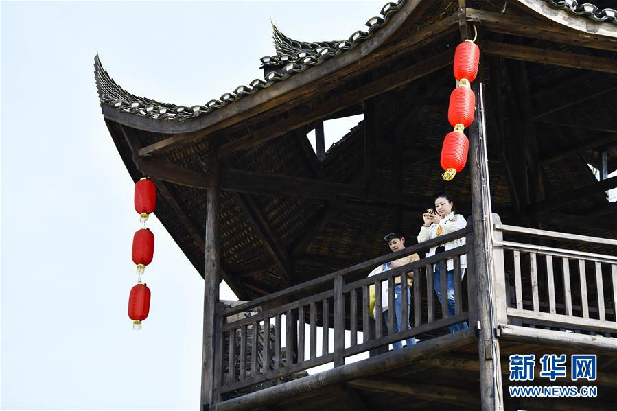 （新華全媒頭條·圖文互動）（20）從人民中汲取磅礴力量——習(xí)近平總書記同出席2020年全國兩會人大代表、政協(xié)委員共商國是紀(jì)實