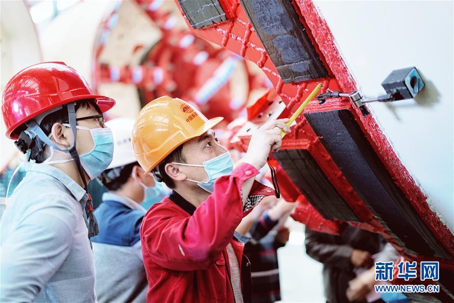 （在習(xí)近平新時代中國特色社會主義思想指引下——新時代新作為新篇章·習(xí)近平總書記關(guān)切事·圖文互動）（1）最有力的支撐，最堅決的攀登——記錄奮戰(zhàn)在復(fù)工復(fù)產(chǎn)一線的科技工作者