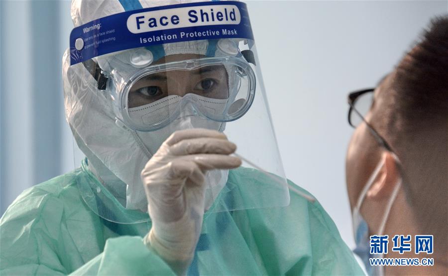 （新華全媒頭條·圖文互動）（11）構筑守護城市、守護生命的堅強防線——北京開展大規(guī)模核酸檢測