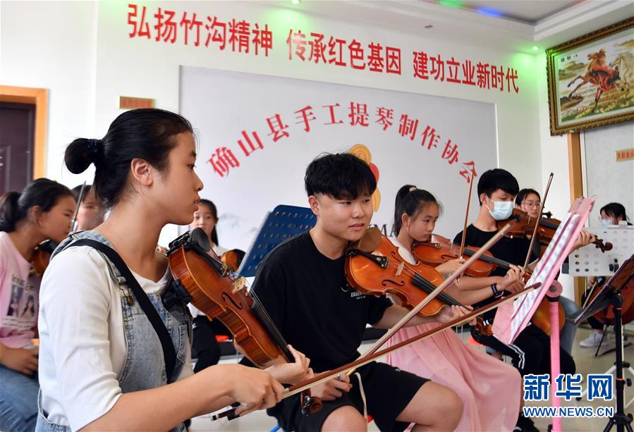 （走向我們的小康生活·圖文互動(dòng)）（8）放下鋤頭，卻撥動(dòng)命運(yùn)的琴弦