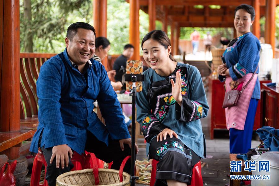 （新華全媒頭條·走向我們的小康生活·圖文互動）（10）那山，那人，那苗寨——十八洞村三代人的奮斗史