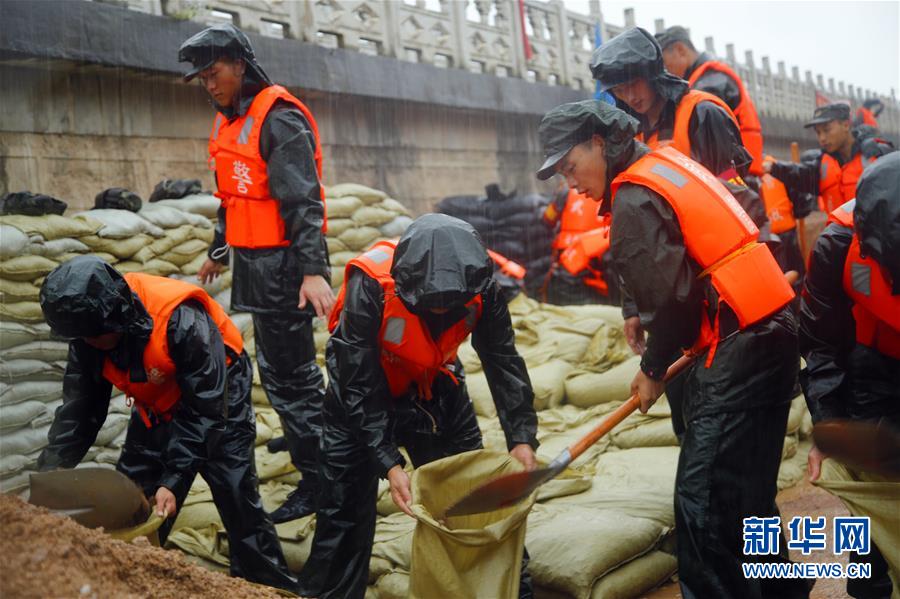 （防汛抗洪·圖文互動）（1）洪水不退，子弟兵誓死不退——解放軍和武警部隊官兵參與洪澇災(zāi)害搶險救援記事
