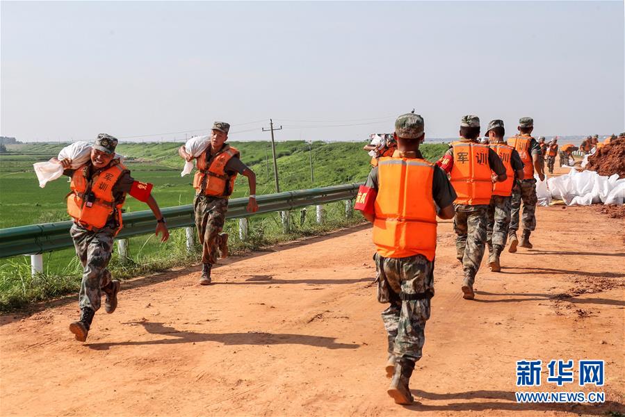 （防汛抗洪·圖文互動）（5）洪水不退，子弟兵誓死不退——解放軍和武警部隊官兵參與洪澇災(zāi)害搶險救援記事