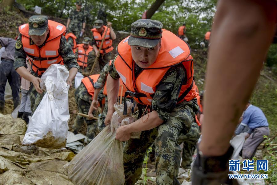 （防汛抗洪·圖文互動）（6）洪水不退，子弟兵誓死不退——解放軍和武警部隊官兵參與洪澇災(zāi)害搶險救援記事