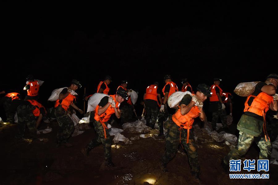 （防汛抗洪·圖文互動）（7）洪水不退，子弟兵誓死不退——解放軍和武警部隊官兵參與洪澇災(zāi)害搶險救援記事