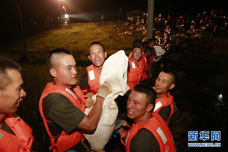 （防汛抗洪·圖文互動）（8）洪水不退，子弟兵誓死不退——解放軍和武警部隊官兵參與洪澇災(zāi)害搶險救援記事