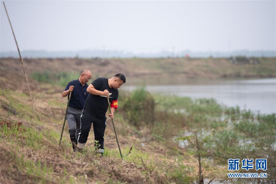 （防汛抗洪·圖文互動）（1）在大堤上成長，為人民守護(hù)——洪水中的青年“生力軍”