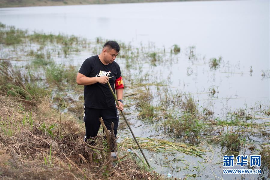 （防汛抗洪·圖文互動）（2）在大堤上成長，為人民守護(hù)——洪水中的青年“生力軍”