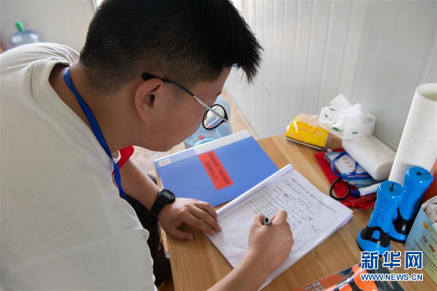 （防汛抗洪·圖文互動）（4）在大堤上成長，為人民守護(hù)——洪水中的青年“生力軍”