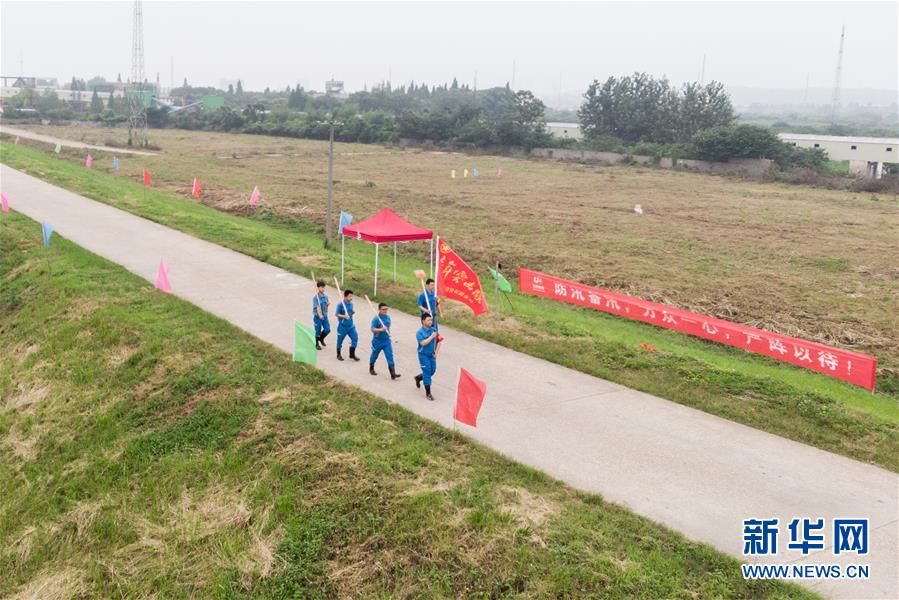 （防汛抗洪·圖文互動）（7）在大堤上成長，為人民守護(hù)——洪水中的青年“生力軍”