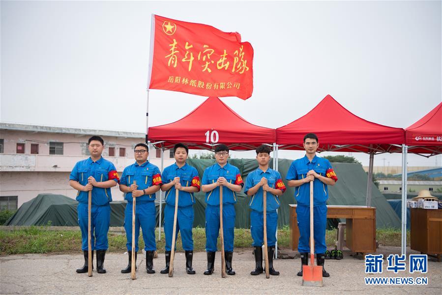 （防汛抗洪·圖文互動）（8）在大堤上成長，為人民守護(hù)——洪水中的青年“生力軍”