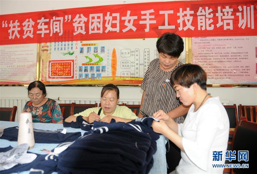 （決戰(zhàn)決勝脫貧攻堅·圖文互動）（1）內(nèi)蒙古河套：一雙巧手、一副棒針、一團毛線打造貧困戶“炕頭經(jīng)濟”