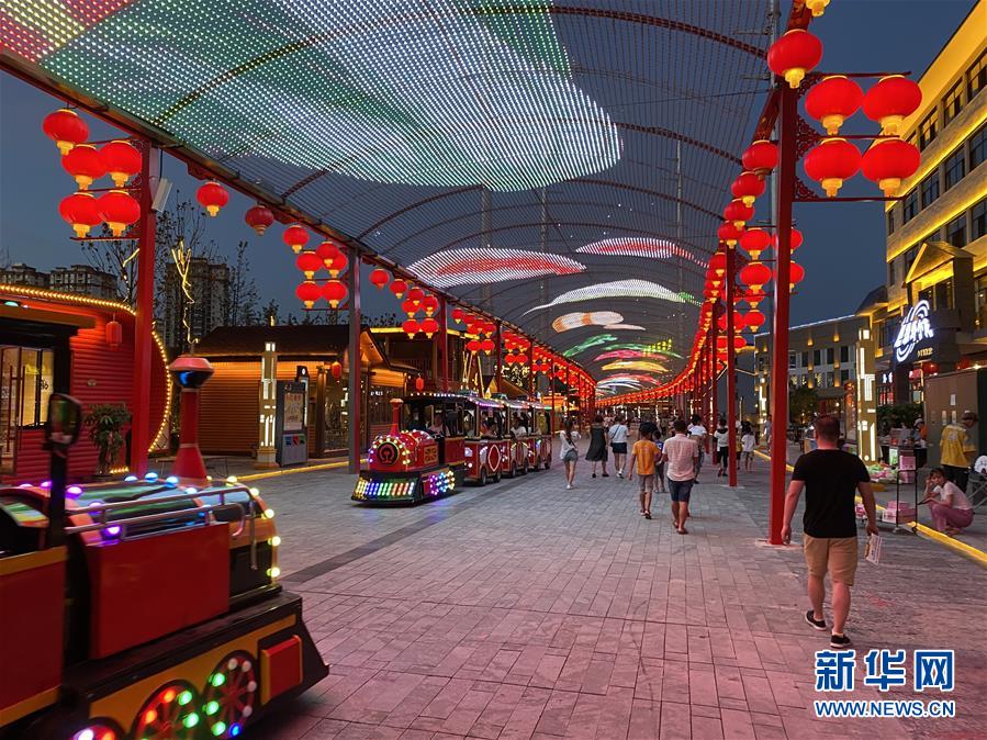 (落實(shí)“六穩(wěn)”“六保”一線見(jiàn)聞·圖文互動(dòng))(1)易地搬遷戶有了新身份——貴州萬(wàn)山扶貧安置點(diǎn)巧打“就業(yè)牌”