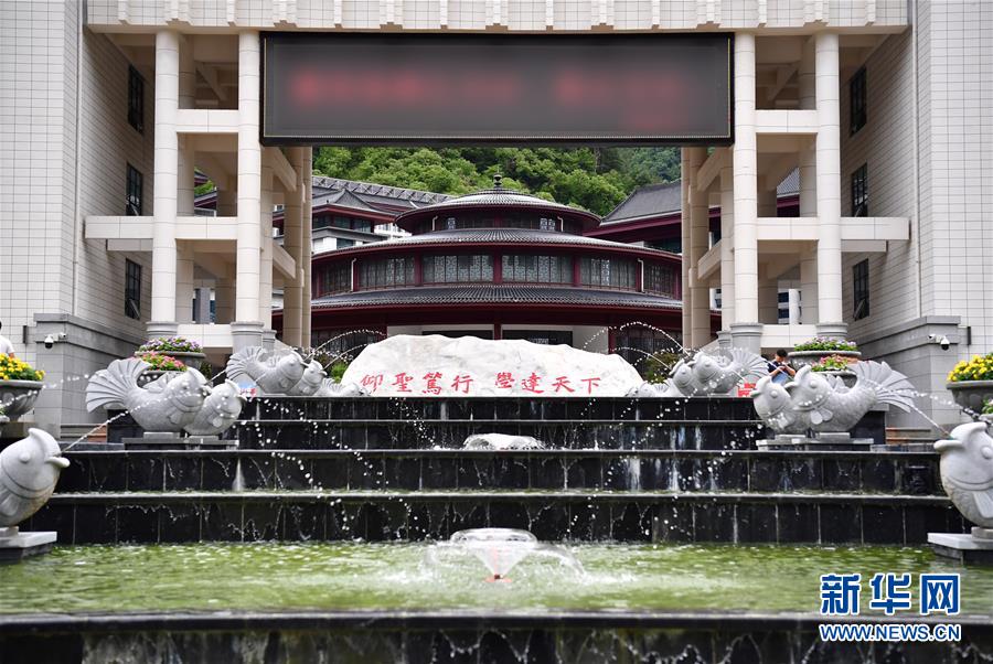 （新華視點·圖文互動）（3）學(xué)校建漂亮點本無錯，為何這所“豪華中學(xué)”讓人困惑？