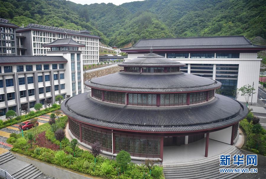 （新華視點·圖文互動）（4）學(xué)校建漂亮點本無錯，為何這所“豪華中學(xué)”讓人困惑？