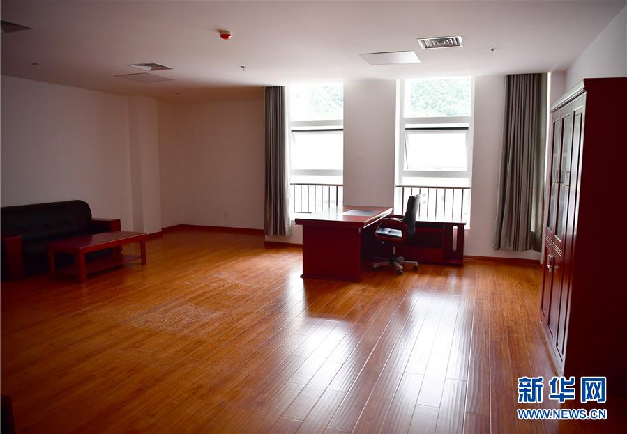 （新華視點·圖文互動）（6）學(xué)校建漂亮點本無錯，為何這所“豪華中學(xué)”讓人困惑？