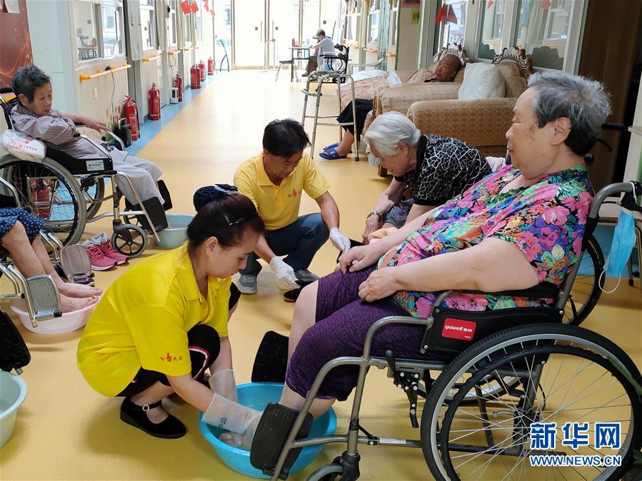 （走向我們的小康生活·圖文互動）（3）北京“老有所養(yǎng)”的床邊、身邊、周邊事