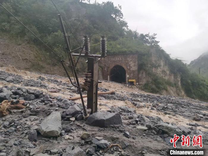 因泥石流受損的成昆鐵路區(qū)間?！ソ?攝