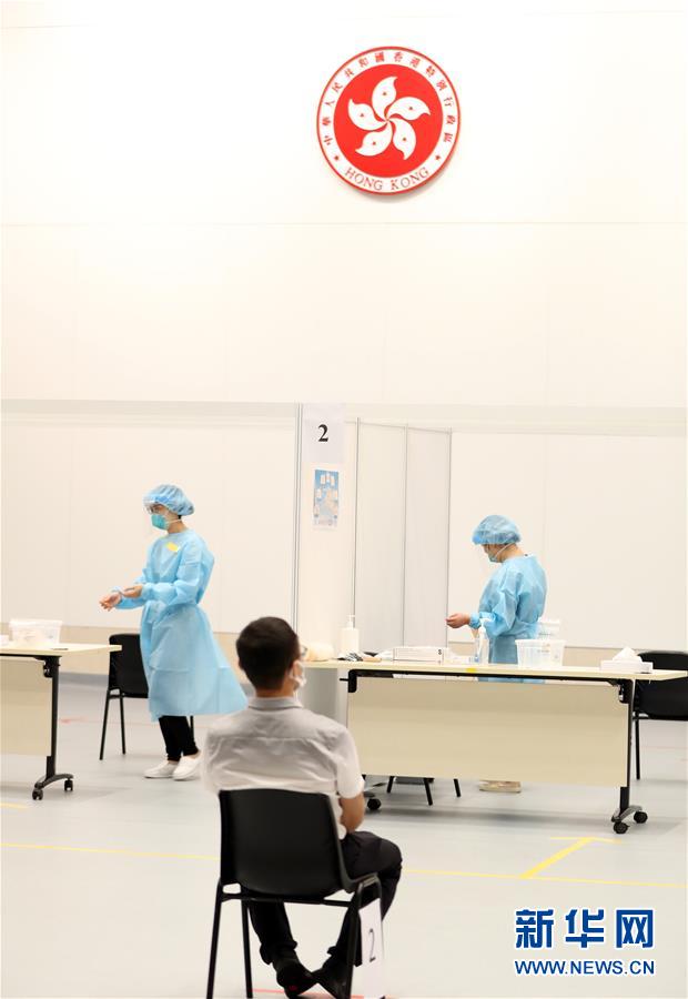 （圖文互動）（2）特寫：新冠病毒普檢首日，香港市民踴躍參與