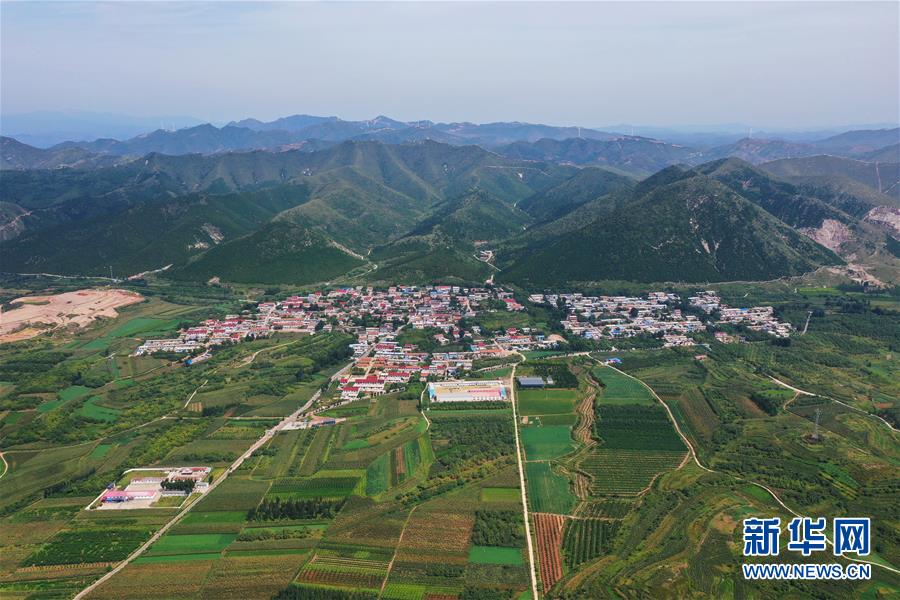 （新華全媒頭條·走向我們的小康生活·圖文互動(dòng)）（13）長(zhǎng)城腳下，小康村串成“珍珠鏈”