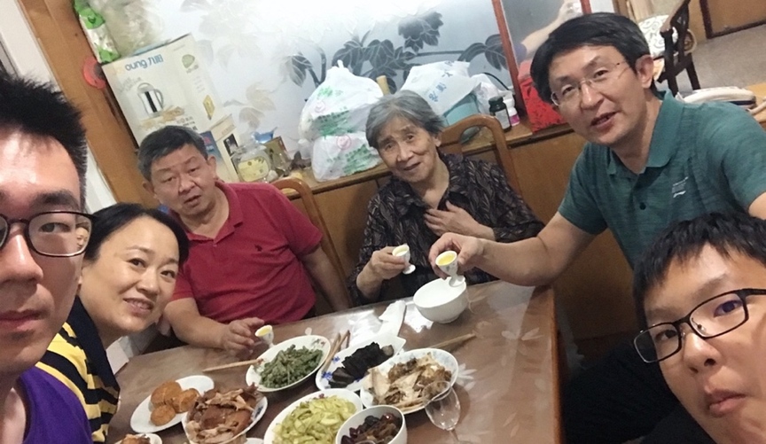 10月1日，留學(xué)生李天力（左一）在老家淄博的親戚家中與親人一起吃晚飯，共度中秋
