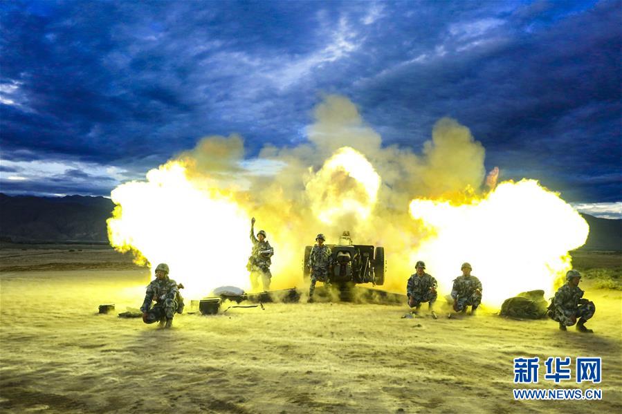 （在習(xí)近平強(qiáng)軍思想指引下·我們?cè)趹?zhàn)位報(bào)告·圖文互動(dòng)）（1）朵朵傘花綻放，勝戰(zhàn)精兵天降——空降兵部隊(duì)某旅教導(dǎo)員余海龍帶領(lǐng)官兵傳承黃繼光精神記事