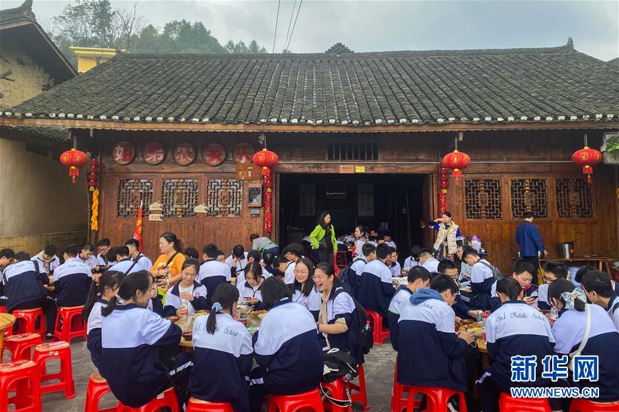 （在習(xí)近平新時(shí)代中國(guó)特色社會(huì)主義思想指引下——新時(shí)代新作為新篇章·習(xí)近平總書記關(guān)切事·圖文互動(dòng)）（2）精準(zhǔn)扶貧7年，十八洞村“長(zhǎng)”出10余種新職業(yè)