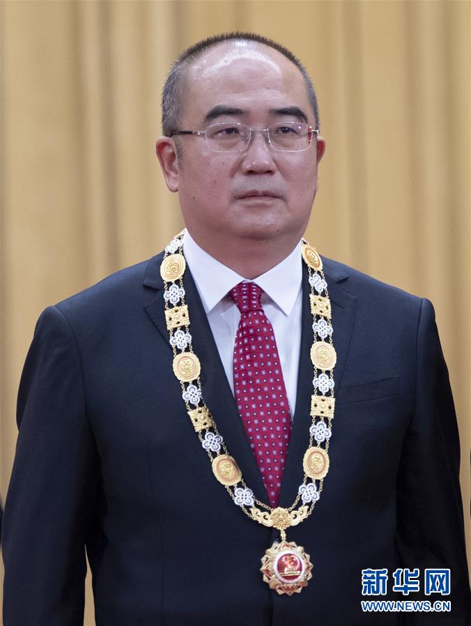 （抗疫先進(jìn)事跡·圖文互動(dòng)）（1）張定宇：疫情“暴風(fēng)眼”里，“漸凍”之軀與時(shí)間賽跑
