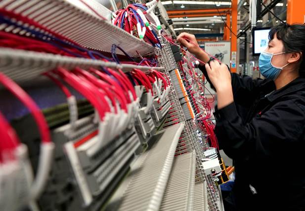 4月21日，在位于河南省許昌市的許繼電氣股份有限公司內(nèi)，工作人員在生產(chǎn)線上作業(yè)。新華社記者李安攝