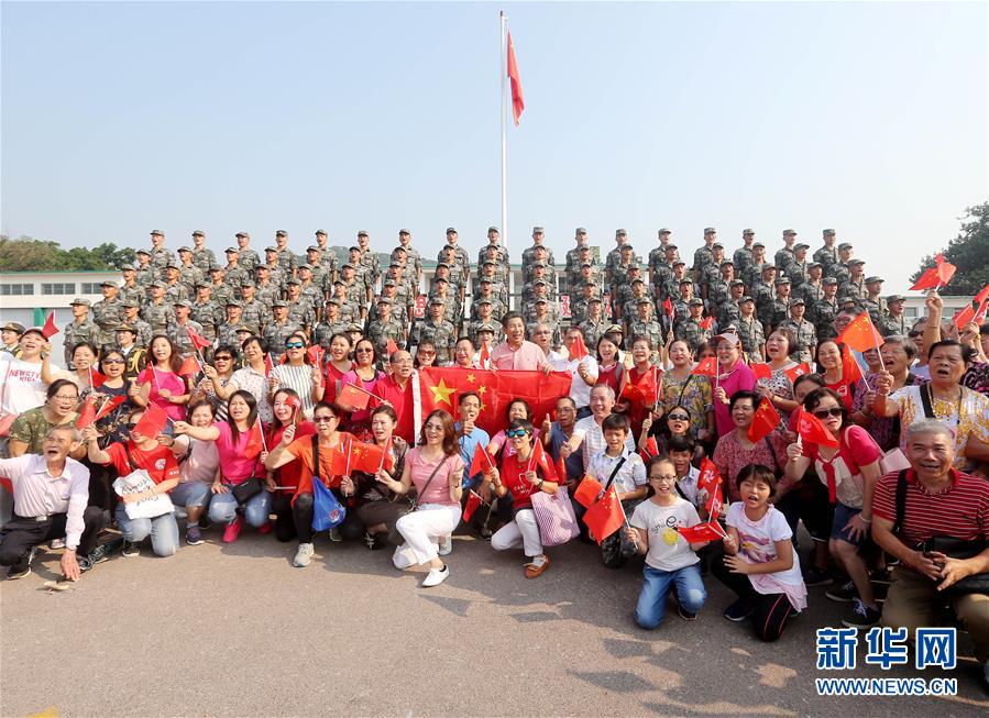 （圖文互動(dòng)）（4）“我和我的祖國，一刻也不能分割”——解放軍駐香港部隊(duì)與市民共同慶祝國慶70周年見聞