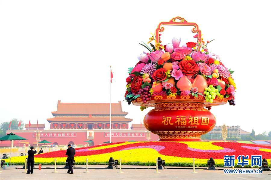 （圖文互動(dòng)）（2）7小時(shí)組裝！18米高巨型“花果籃”亮相天安門廣場(chǎng)