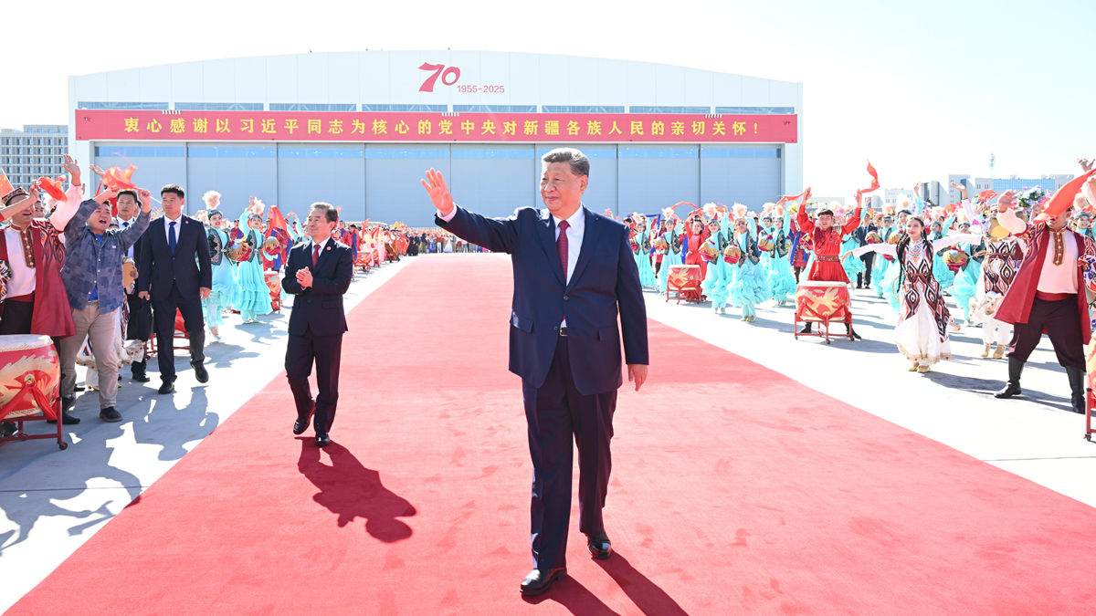 習(xí)近平在出席新疆維吾爾自治區(qū)成立70周年慶?；顒?dòng)后返回北京