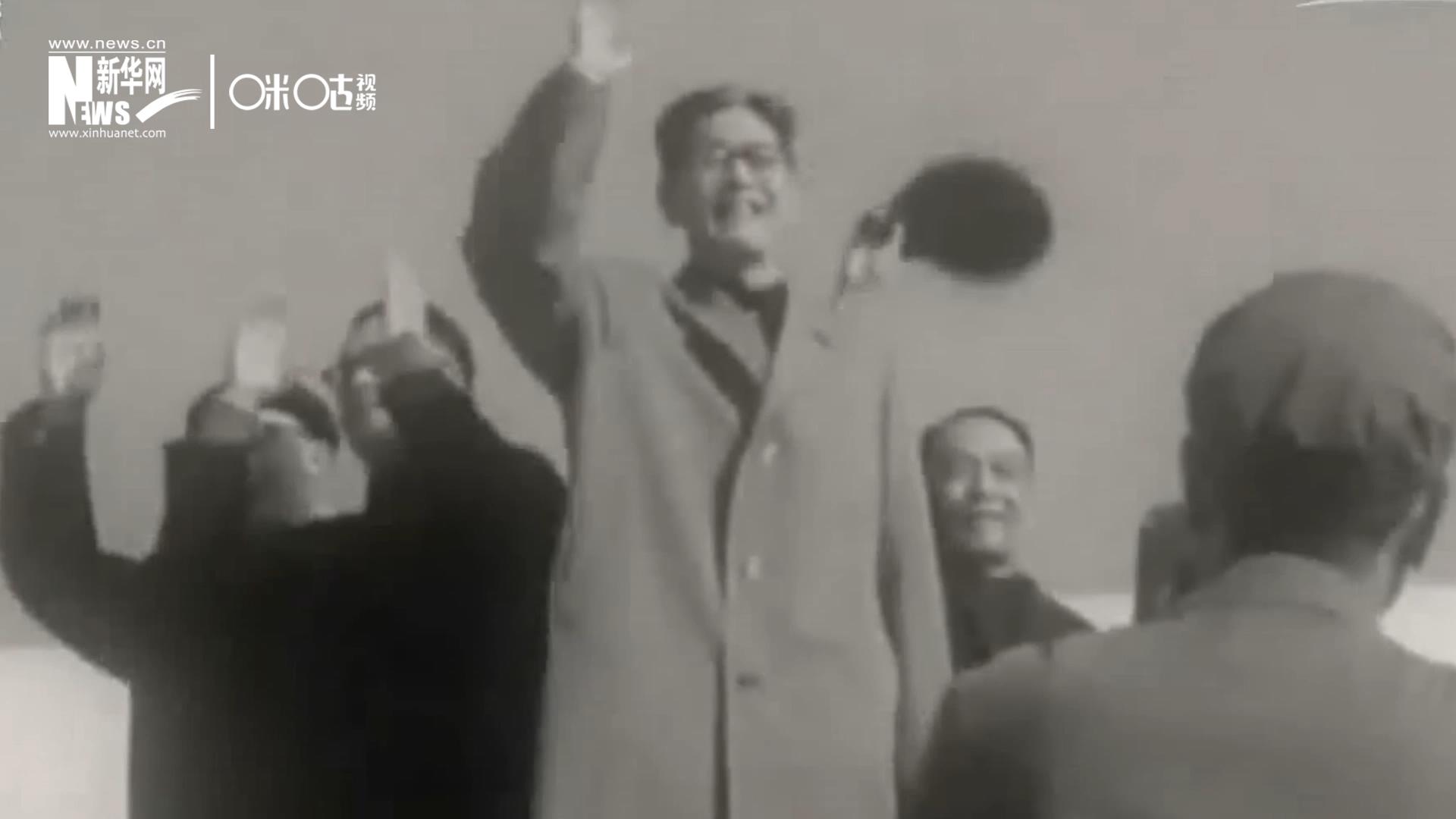 1971年11月9日，全新成立的中國聯(lián)合國代表團在群眾的歡呼與掌聲中登上專機，正式開啟了中國的聯(lián)合國之旅。