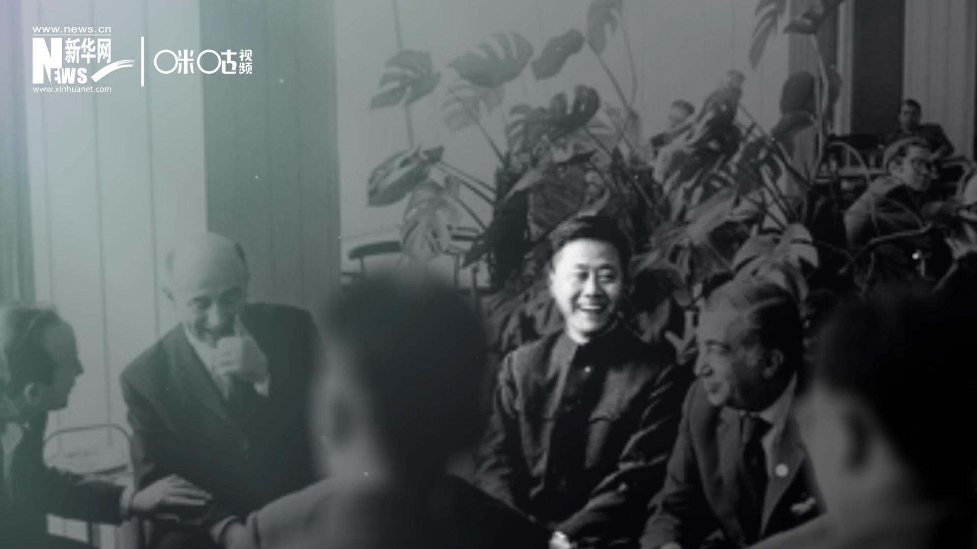 照片里的這個人是高梁，原新華社國際部記者。原本作為代表團隨行記者的他接到通知，由他帶領一支先遣小組先行去紐約。