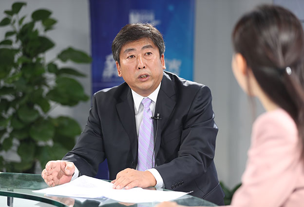 具體落在實(shí)處就是把方向，管大局，保落實(shí)