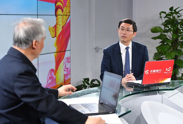 您再給我們梳理一下，黨章中有關(guān)“基本路線”的修改情況。