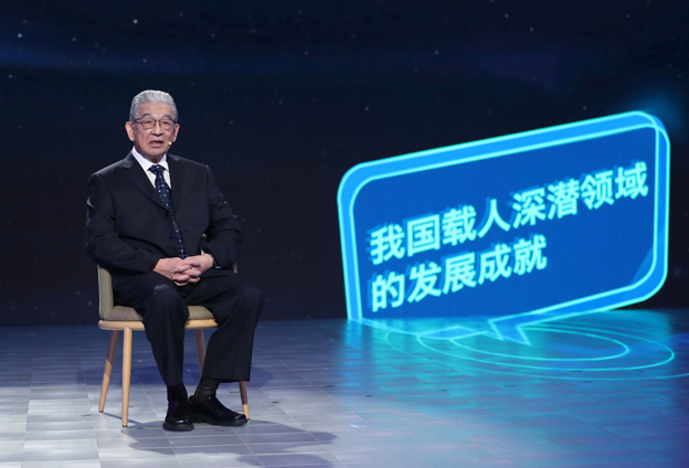 抱著要建造先進(jìn)的海軍裝備保家衛(wèi)國的心愿，考入了交通大學(xué)造船系