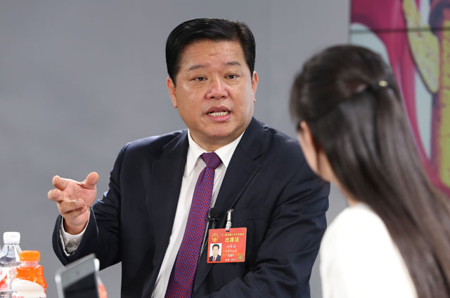 一絲不茍摘窮帽，全力以赴拔窮根