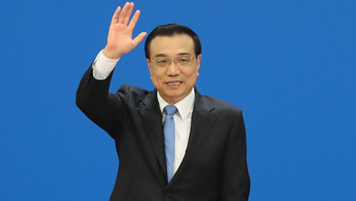 記者會結(jié)束后，李克強揮手致意