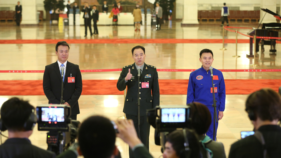 趙宏博、景海鵬、唐嘉陵代表接受采訪