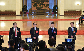 凌解放、王立平、徐川、黃一兵代表接受采訪