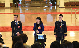 孟祥飛、李媛、曹先建代表接受采訪