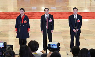 姜妍、康紅普、劉宗富代表接受采訪